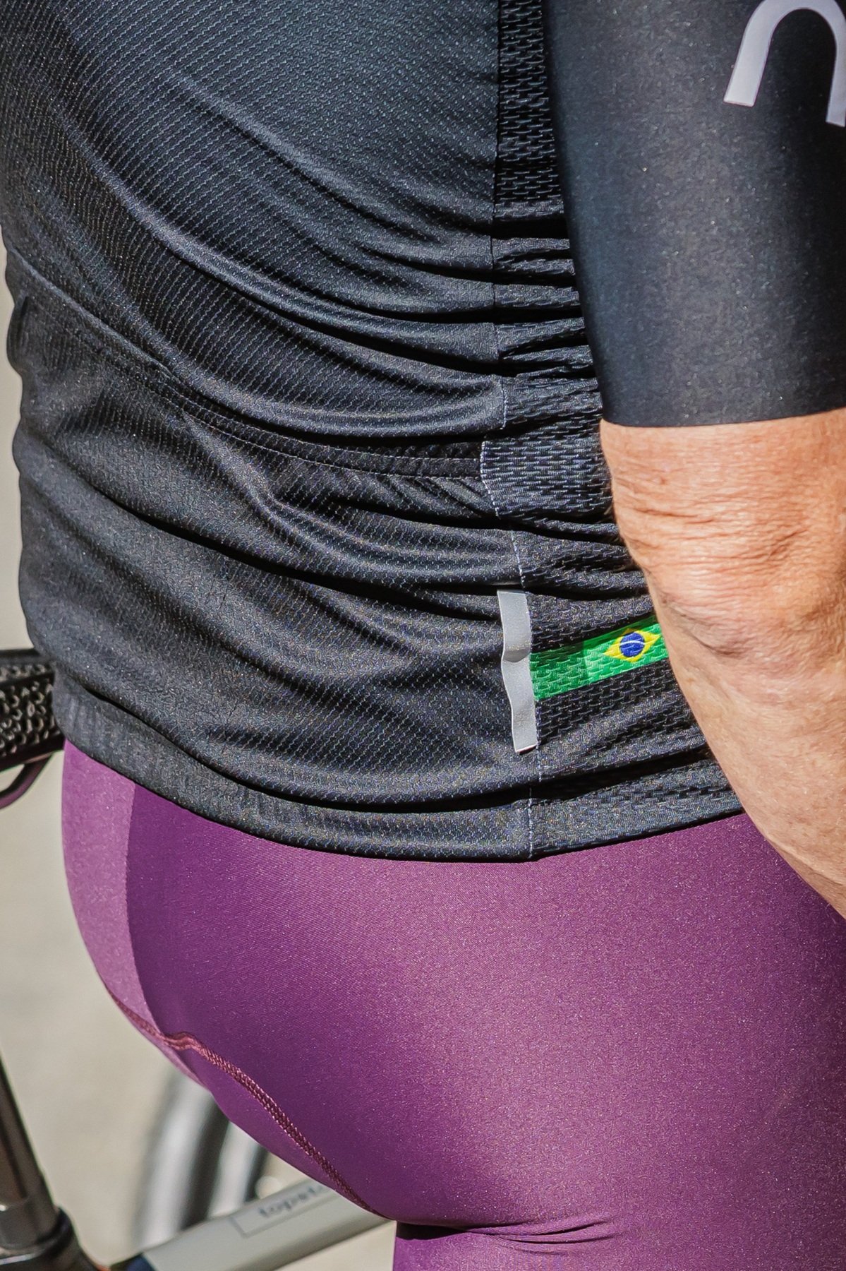 Camisa New Sport com tr&ecirc;s bolsos traseiros